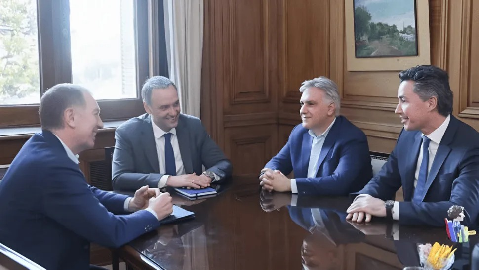 Llaryora se reunió con Santilli y valoró el inicio de una etapa de diálogo con el Gobierno nacional