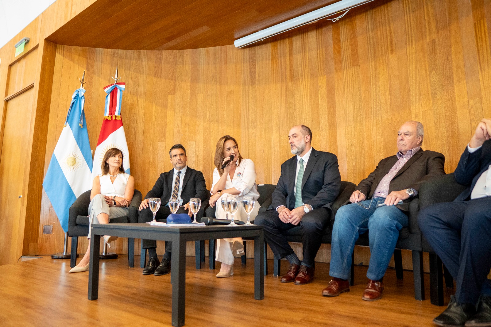 El ministro Acosta presentó el Presupuesto 2026 en la Legislatura