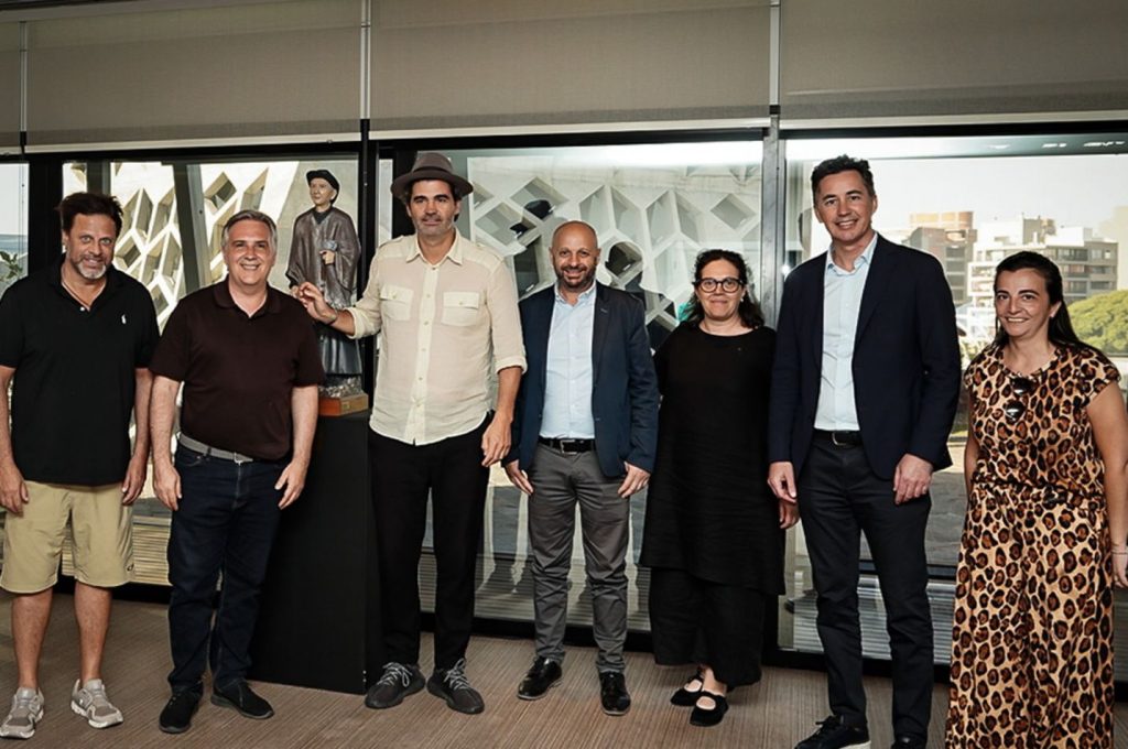 Llaryora recibió al director de cine Armando Bó